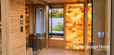 Sauna s podsvietenou soľnou stenou