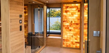 Sauna s podsvietenou soľnou stenou