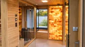 Sauna s podsvietenou soľnou stenou