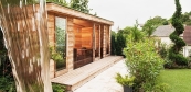Komfortní venkovní sauna ve wellness zahradě